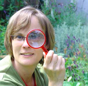 Olen silm�lasip�inen ruskeatukkainen kolmikymppinen nainen