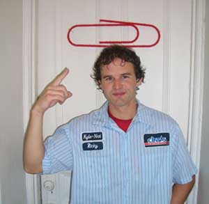 Kyle on reippaan ja iloisen n�k�inen nuori mies, jolla on tumma kiharap��.