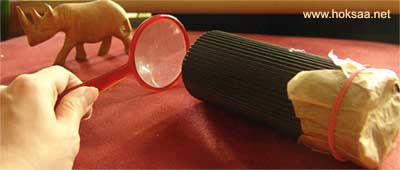 Koej�rjestelyss�mme on mukana pahviputkesta 
 askarreltu reik�kamera, suurennuslasi ja  
 kohteena puinen sarvikuono.