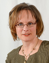 Eeva on silmälasipäinen, ystävällisen näköinen nainen