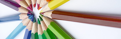 Lähikuva värikynien kärjistä, jotka osoittavat toisiaan kohti ympyrässä